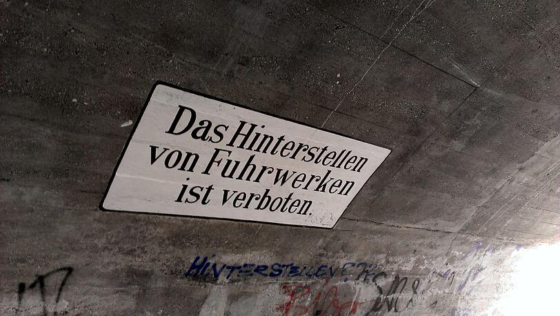 Sie wollen ihr Fuhrwerk hinterstellen? Unter der Hackerbrücke machen Sie das besser nicht!