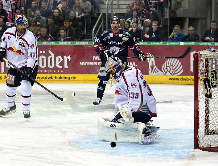 Hier hält EHC-Keeper Mika Noronen noch die Scheibe, im Penaltyschießen musste er sich einmal geschlagen geben - der Siegtreffer für Berlin.