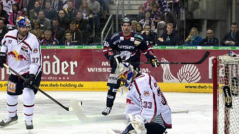 Hier hält EHC-Keeper Mika Noronen noch die Scheibe, im Penaltyschießen musste er sich einmal geschlagen geben - der Siegtreffer für Berlin.