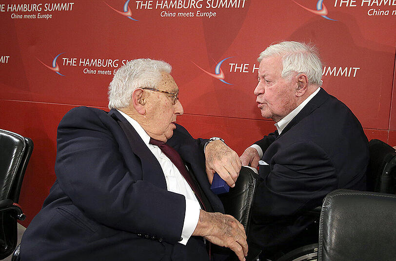 29.11.2012: Helmut Schmidt (r) und der ehemalige US-Außenminister Henry Kissinger unterhalten sich nach einer Talk-Runde.
