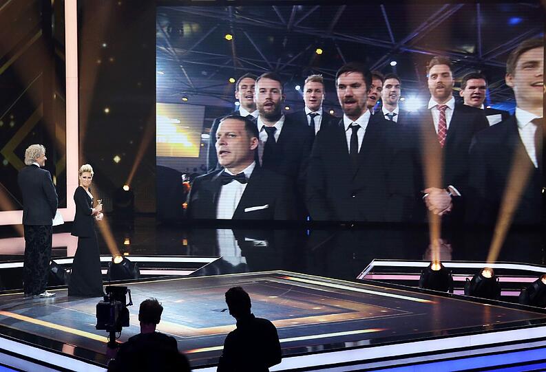 Entertainer Thomas Gottschalk und Sängerin Helene Fischer staunen bei der 51. Verleihung der Goldenen Kamera in den Messehallen in Hamburg: Auf einer  Videowand singt die deutsche Handball-Nationalmannschaft "Atemlos". Fischer erhielt eine Auszeichnung in der Kategorie "Beliebtester deutscher Musicact".