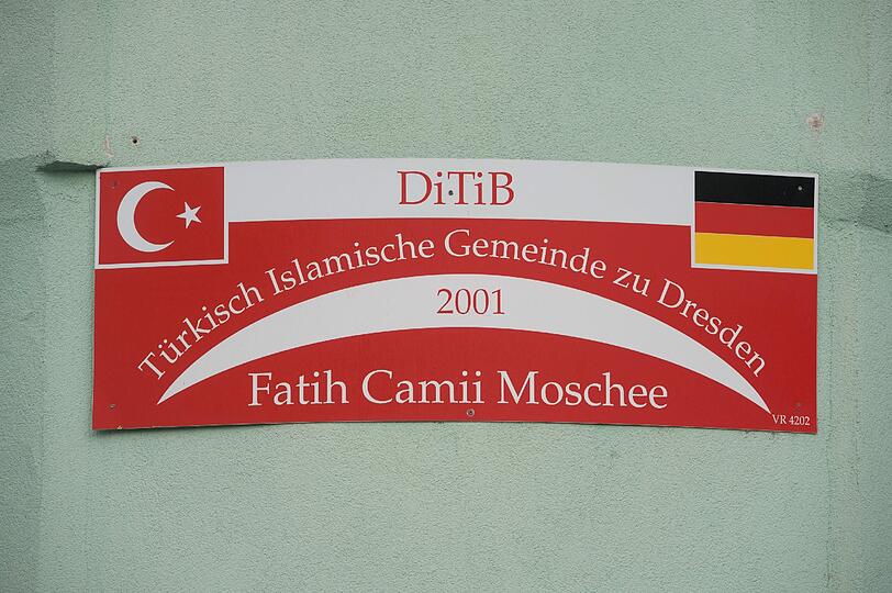Vor einer Moschee und einem internationalen Kongressgebäude in Dresden sind zwei Sprengstoffanschläge verübt worden. Sehen Sie hier die Schäden der Explosion.