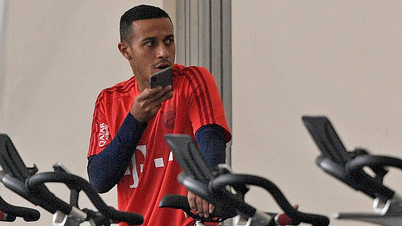 Der Spanier Thiago fehlte beim ersten öffentlichen Training und fuhr wie Teamkollege David Alaba erst einmal nur Fahrrad.