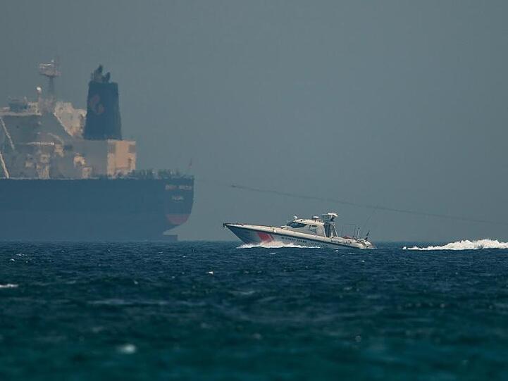 Ein Boot der Küstenwache der Vereinigten Arabischen Emirate passiert einen Öltanker. Nach Berichten über angebliche Sabotageakte gegen Handelsschiffe im Golf von Oman wachsen die Spannungen in der Region.