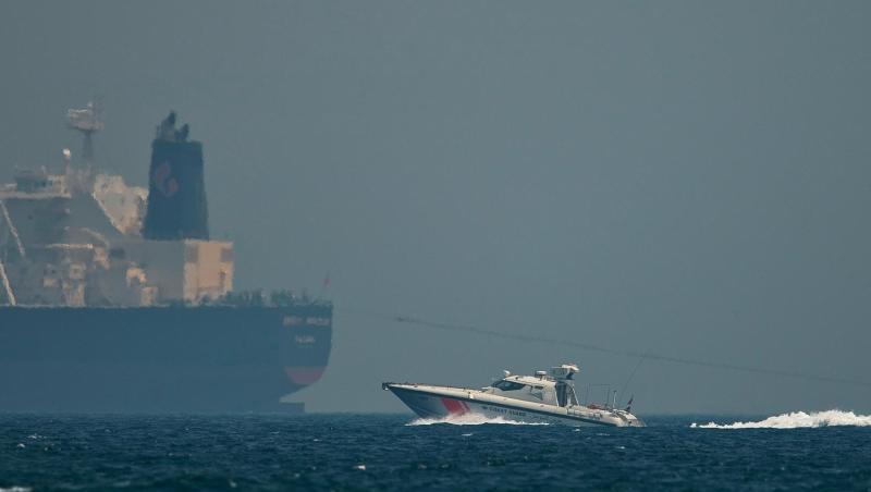 Ein Boot der Küstenwache der Vereinigten Arabischen Emirate passiert einen Öltanker. Nach Berichten über angebliche Sabotageakte gegen Handelsschiffe im Golf von Oman wachsen die Spannungen in der Region. Ein Boot der Küstenwache der Vereinigten Arabischen Emirate passiert einen Öltanker. Nach Berichten über angebliche Sabotageakte gegen Handelsschiffe im Golf von Oman wachsen die Spannungen in der Region.
