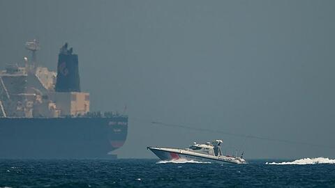 Ein Boot der Küstenwache der Vereinigten Arabischen Emirate passiert einen Öltanker. Nach Berichten über angebliche Sabotageakte gegen Handelsschiffe im Golf von Oman wachsen die Spannungen in der Region.