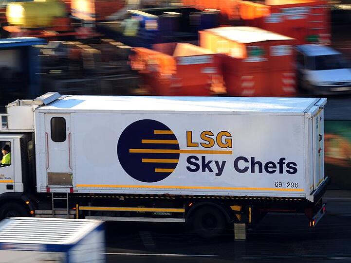 Ein Fahrzeug der LSG Sky Chefs fährt über das Betriebsgelände am Flughafen. Foto: Daniel Reinhardt/dpa