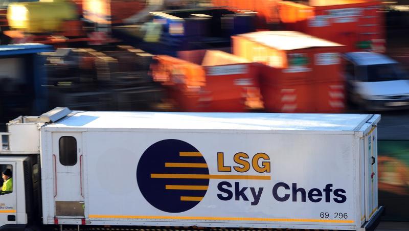 Ein Fahrzeug der LSG Sky Chefs fährt über das Betriebsgelände am Flughafen. Foto: Daniel Reinhardt/dpa Ein Fahrzeug der LSG Sky Chefs fährt über das Betriebsgelände am Flughafen. Foto: Daniel Reinhardt/dpa