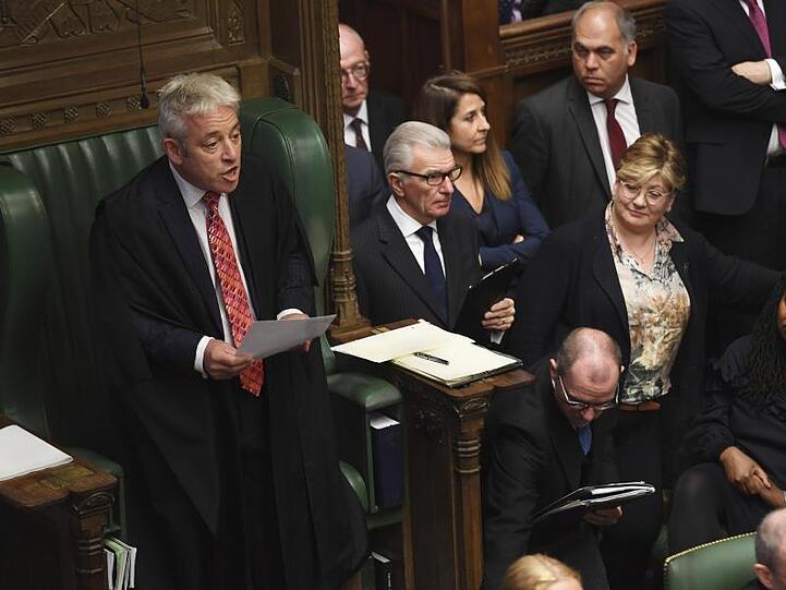 Parlamentspräsident John Bercow (l) spricht im britischen Unterhaus.