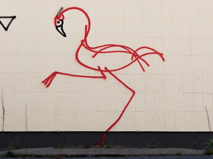Ein Flamingo des Graffiti-Künstlers Harald Naegeli an einer Tankstelle in Düsseldorf.