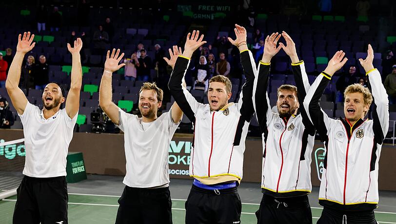 Tim Pütz (l-r), Kevin Krawietz, Jan-Lennard Struff, Oscar Otte und Yannik Hanfmann jubeln über den Einzug in die Finalrunde.