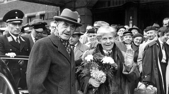 Wenige Wochen vor seinem Tod: Thomas Mann mit seiner Ehefrau Katja vor dem Hauptbahnhof in Lübeck am 16.5.1955. Der Schriftsteller kam mit dem Skandinavien-Rom-Express nach Lübeck, wo er am 20. Mai 1955 im Rathaus den Ehrenbürgerbrief seiner Geburtsstadt entgegennahm.