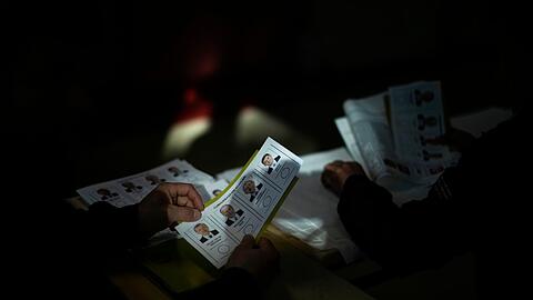 Wahlhelfer halten am Wahltag die Stimmzettel mit den Namen von Recep Tayyip Erdogan, Muharrem Ince, Kemal Kilicdaroglu und Sinan Ogan bereit.