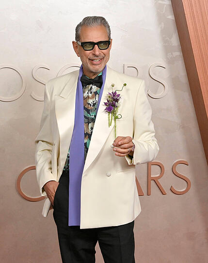 Schauspieler Jeff Goldblum zeigt definitiv eine Leidenschaft für Blumen und war der Frühlingsbotschafter des Abends. Prada ist ein floraler Hingucker gelungen. Mir ist allerdings der lila Schal etwas zu viel Styling. Und das Blumenarrangement hätte ich auch farblich zum Hemd binden lassen. Aber sonst ein cooles Look-Bouquet. Und trendsetting ist auch das Thema Brosche für den Mann.