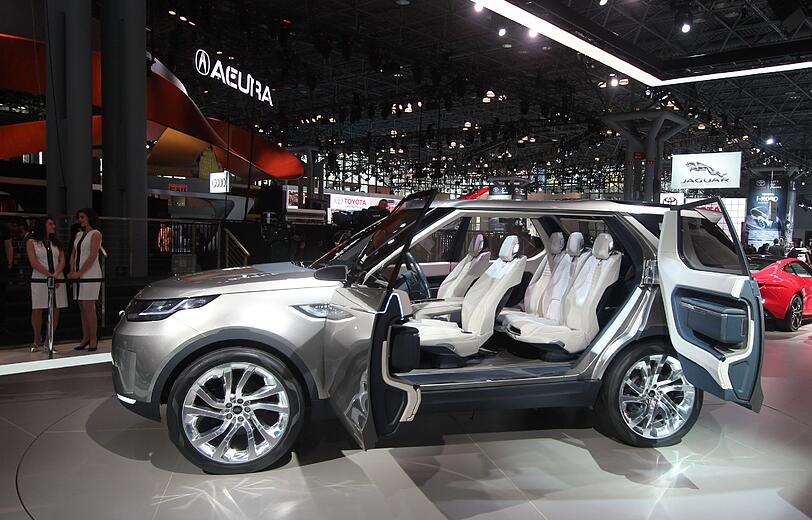 Blick in die Zukunft: Land Rover gibt auf der Motorshow in New York mit der Studie Vision Discovery einen Ausblick auf den kommenden Discovery.
