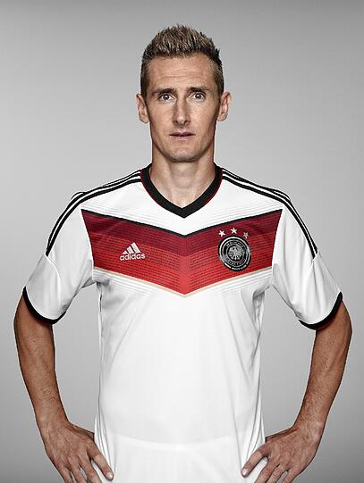 Miroslav Klose (36, Deutschland): Das Finale ist sein Ziel. Denn würde Klose 7-mal auflaufen, hätte er Lothar Matthäus mit 26 WM-Spielen als Rekordhalter abgelöst. Mit seinem nächsten WM-Tor würde er zudem mit Rekordhalter Ronaldo (15) gleichziehen. Auf geht&rsquo;s.