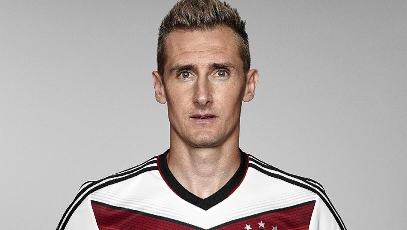 Miroslav Klose (36, Deutschland): Das Finale ist sein Ziel. Denn würde Klose 7-mal auflaufen, hätte er Lothar Matthäus mit 26 WM-Spielen als Rekordhalter abgelöst. Mit seinem nächsten WM-Tor würde er zudem mit Rekordhalter Ronaldo (15) gleichziehen. Auf geht’s. Miroslav Klose (36, Deutschland): Das Finale ist sein Ziel. Denn würde Klose 7-mal auflaufen, hätte er Lothar Matthäus mit 26 WM-Spielen als Rekordhalter abgelöst. Mit seinem nächsten WM-Tor würde er zudem mit Rekordhalter Ronaldo (15) gleichziehen. Auf geht’s.