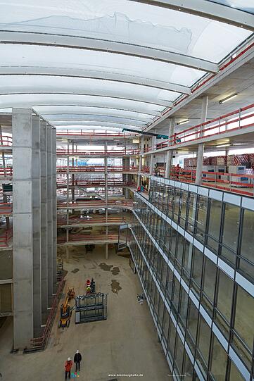 Siemens sperrt auf: Der Rohbau der neuen Konzernzentrale kann besichtigt werden. Hier der Innenhof, welcher mit Folienkissen überspannt ist. Foto: BAU