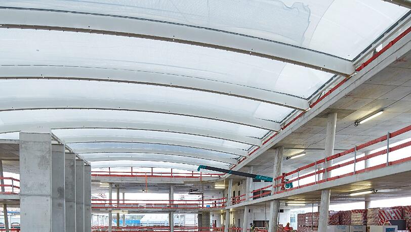 Siemens sperrt auf: Der Rohbau der neuen Konzernzentrale kann besichtigt werden. Hier der Innenhof, welcher mit Folienkissen überspannt ist. Foto: BAU Siemens sperrt auf: Der Rohbau der neuen Konzernzentrale kann besichtigt werden. Hier der Innenhof, welcher mit Folienkissen überspannt ist. Foto: BAU