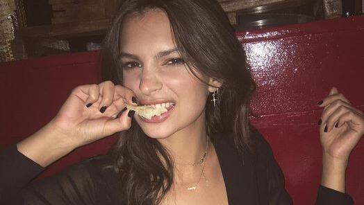 Das Markenzeichen von Model Emily Ratajkowski? Tiefe Ausschnitte, knappe Kleider und viel nackte Haut. Das Markenzeichen von Model Emily Ratajkowski? Tiefe Ausschnitte, knappe Kleider und viel nackte Haut.