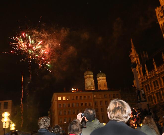 Die Fan-Party am Marienplatz: Bayern-Anhänger haben sogar die Mariensäule eingenommen. Die Bilder