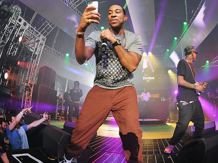 Ob Rapper Ludacris während der Show ein Foto schießt? Vielleicht textet er ja auch nur...