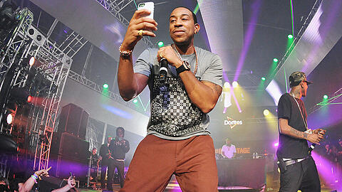 Ob Rapper Ludacris während der Show ein Foto schießt? Vielleicht textet er ja auch nur...
