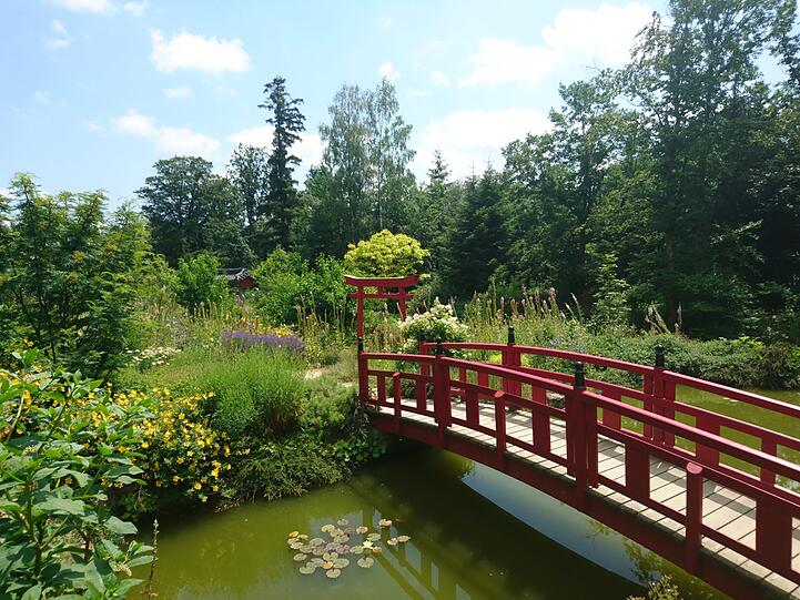 Auf über neun Hektar Fläche erstreckt sich der große Park mit Teich.