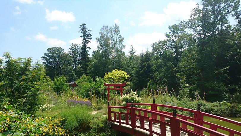 Auf über neun Hektar Fläche erstreckt sich der große Park mit Teich. Auf über neun Hektar Fläche erstreckt sich der große Park mit Teich.