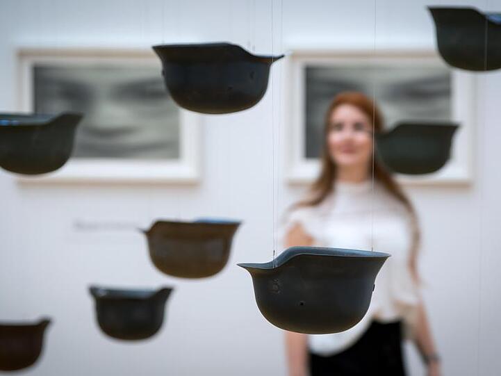 Yoko Ono, Helmets - Piece of Sky, 2001/2019.