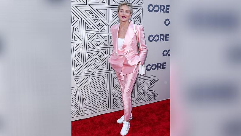 Sharon Stone verzauberte die Fotografen auf der CORE-Gala in Los Angeles in einem rosa Satinanzug.