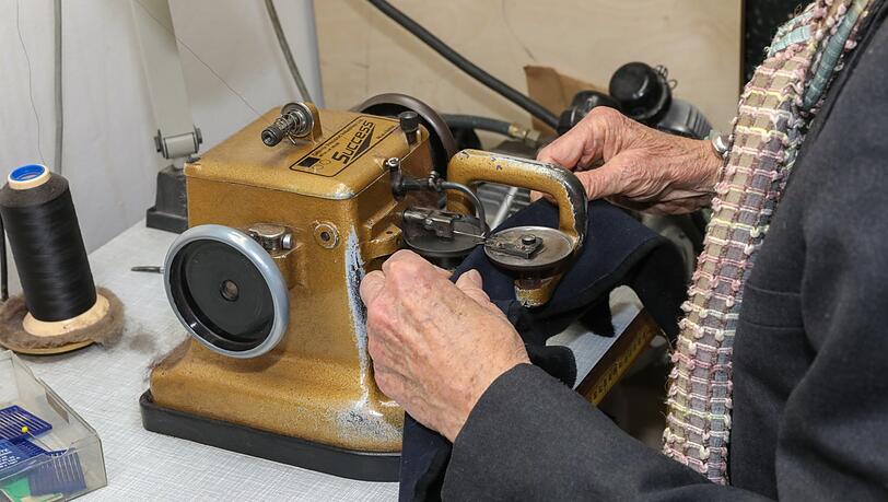 An der speziellen Nähmaschine werden Fellteile zusammengenäht. An der speziellen Nähmaschine werden Fellteile zusammengenäht.