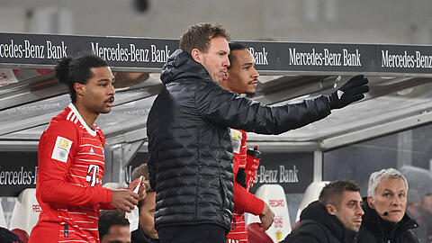 Gegen Paris wird Bayern-Trainer Julian Nagelsmann (M.) seine Flügel-Spieler Serge Gnabry (l.) und Leroy Sané wohl nicht starten lassen.