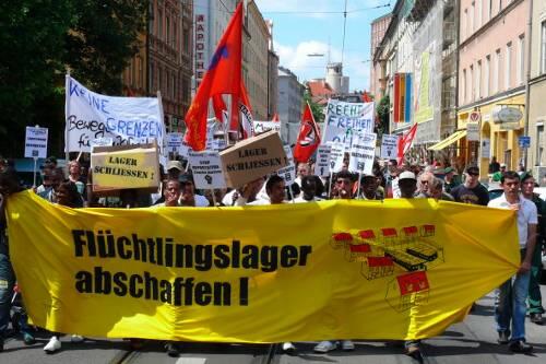 500 Menschen demonstrierten am Samstag für die Abschaffung von Flüchtlingslagern.