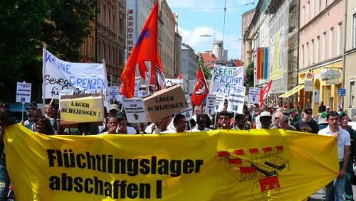 500 Menschen demonstrierten am Samstag für die Abschaffung von Flüchtlingslagern. 500 Menschen demonstrierten am Samstag für die Abschaffung von Flüchtlingslagern.