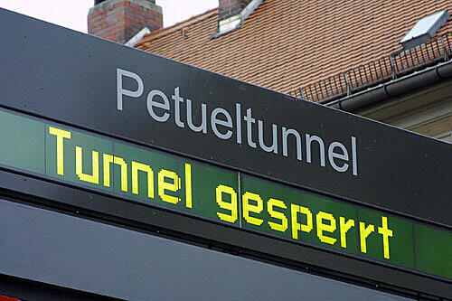 Erst am Dienstag ging im Petueltunnel nichts mehr. Am Mittwoch hat es in dem Tunnel bei einem Autounfall gekracht.