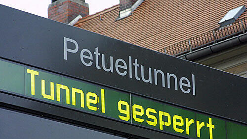 Erst am Dienstag ging im Petueltunnel nichts mehr. Am Mittwoch hat es in dem Tunnel bei einem Autounfall gekracht. Erst am Dienstag ging im Petueltunnel nichts mehr. Am Mittwoch hat es in dem Tunnel bei einem Autounfall gekracht.