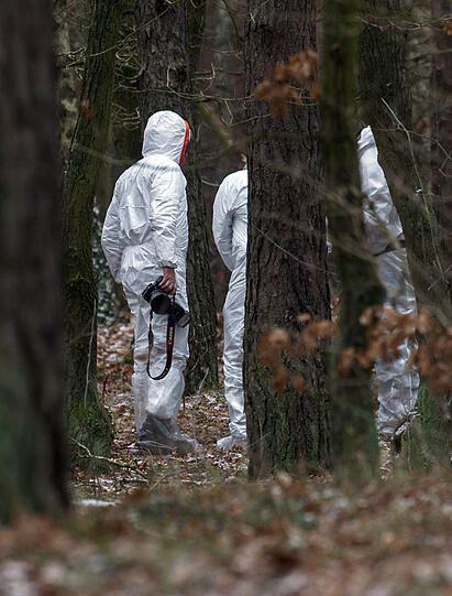 Kriminaltechniker sichern in Berlin in einem Waldstück an der Bärenlauchstraße Spuren. Dort hatten am Morgen Spaziergänger die Leiche der Frau gefunden.