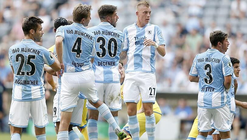 Werden nicht zur ihren Nationalteams reisen: Milos Degenek (3.v.l.) und Marius Wolf (2.v.r.). Werden nicht zur ihren Nationalteams reisen: Milos Degenek (3.v.l.) und Marius Wolf (2.v.r.).