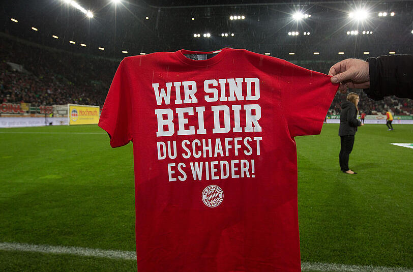 Tolle Aktion der Bayern für Holger Badstuber: das beim Spiel in Augsburg von der Mannschaft getragene T-Shirt.