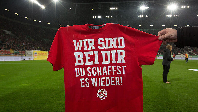 Tolle Aktion der Bayern für Holger Badstuber: das beim Spiel in Augsburg von der Mannschaft getragene T-Shirt. Tolle Aktion der Bayern für Holger Badstuber: das beim Spiel in Augsburg von der Mannschaft getragene T-Shirt.