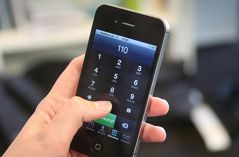 Die "110" wäre die bessere Wahl gewesen. Ein Münchner hatte bei einer Polizei-Hotline angerufen und um Hilfe gebeten. Die Beamten suchten dann allerdings in Berlin nach ihm - anstatt in München. (Symbolbild)