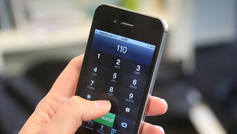 Die "110" wäre die bessere Wahl gewesen. Ein Münchner hatte bei einer Polizei-Hotline angerufen und um Hilfe gebeten. Die Beamten suchten dann allerdings in Berlin nach ihm - anstatt in München. (Symbolbild) Die "110" wäre die bessere Wahl gewesen. Ein Münchner hatte bei einer Polizei-Hotline angerufen und um Hilfe gebeten. Die Beamten suchten dann allerdings in Berlin nach ihm - anstatt in München. (Symbolbild)