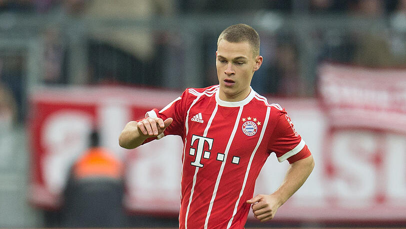 "DIE FRISUR DES MONATS": Joshua Kimmich zählt zu den Konservativen in Sachen Haarkunst. Nun hat sich der Jung-Nationalspieler eine Kurzhaarfrisur verpassen lassen. Dafür gibt&rsquo;s viel Lob von Amin: &bdquo;Er hat ein echt hübsches Gesicht, das mit den kurzen Haaren jetzt noch mehr betont wird. Absolut top! Wenn es eine Frisur des Monats bei den Bayern gibt, dann gewinnt ganz klar Kimmich.&ldquo;
Der 22-Jährige verzichtet auf Extravaganz, konzentriert sich ganz auf das Wesentliche. &bdquo;Das ist auch der Grund, warum er in Philipp Lahms Fußstapfen treten kann&ldquo;, sagt Amin weiter.
&bdquo;Kimmich ist da so ähnlich wie Thomas Müller, der sich auch nicht für Tattoos oder Frisur interessiert, sondern einzig für die eigene Leistung auf dem Platz.&ldquo;