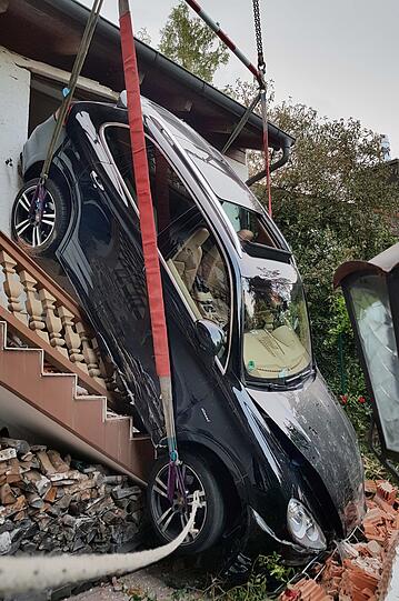 Ein Mann hat mit seinem Porsche die Garagenwand durchbrochen und ist im Garten gelandet. Die Bilder vom Einsatz.
