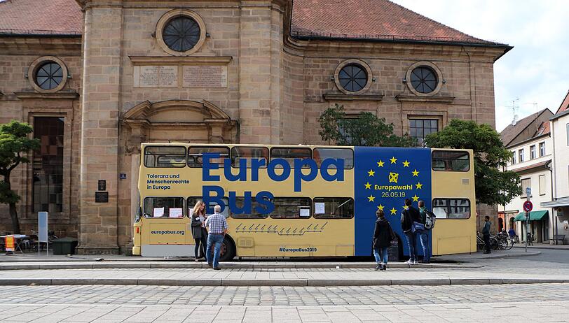 Auch der Europabus macht auf seiner Bayern-Tour Station auf dem Marienplatz. Hier können sich die Bürger rund um Europa informieren.