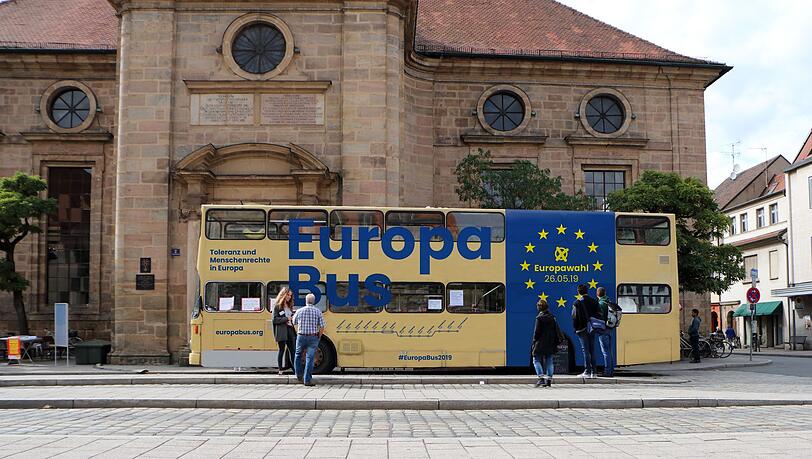 Auch der Europabus macht auf seiner Bayern-Tour Station auf dem Marienplatz. Hier können sich die Bürger rund um Europa informieren. Auch der Europabus macht auf seiner Bayern-Tour Station auf dem Marienplatz. Hier können sich die Bürger rund um Europa informieren.