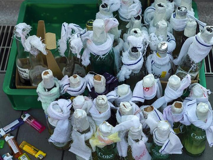 Die Lage in Honglong eskaliert: Molotow-Cocktails werden von prodemokratischen Demonstranten an der Hong Kong Polytechnic University vorbereitet.