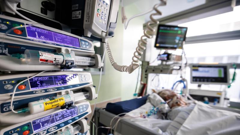 Infusionsgeräte stehen neben dem Bett eines Covid-19-Intensivpatienten in einer bayerischen Klinik.