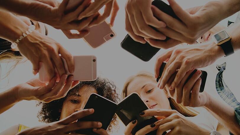 In Sozialen Netzwerken teilen wir unsere Daten nicht nur mit Freunden, sondern auch mit Unternehmen. In Sozialen Netzwerken teilen wir unsere Daten nicht nur mit Freunden, sondern auch mit Unternehmen.